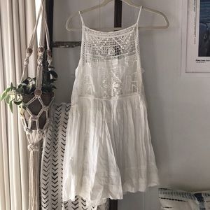 Lulu’s white embroidered dress